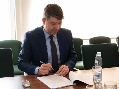 Miliony na modernizację dróg lokalnych - 19 lutego 2025 r. członek zarządu Zbigniew Kołodziej podpisał umowy o przyznaniu pomocy na operacje typu „Budowa lub modernizacja dróg lokalnych".  