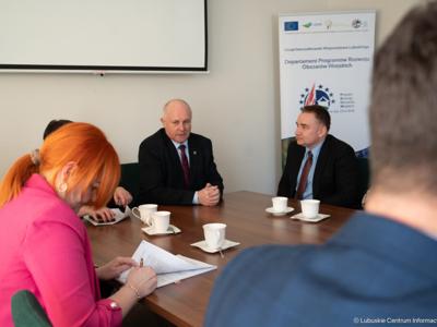 Miliony na modernizację dróg lokalnych - 19 lutego 2025 r. członek zarządu Zbigniew Kołodziej podpisał umowy o przyznaniu pomocy na operacje typu „Budowa lub modernizacja dróg lokalnych".  