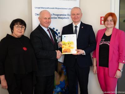 Miliony na modernizację dróg lokalnych - 19 lutego 2025 r. członek zarządu Zbigniew Kołodziej podpisał umowy o przyznaniu pomocy na operacje typu „Budowa lub modernizacja dróg lokalnych".