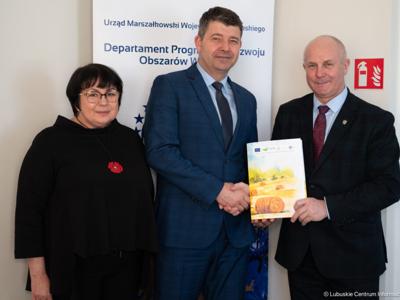 Miliony na modernizację dróg lokalnych - 19 lutego 2025 r. członek zarządu Zbigniew Kołodziej podpisał umowy o przyznaniu pomocy na operacje typu „Budowa lub modernizacja dróg lokalnych".  