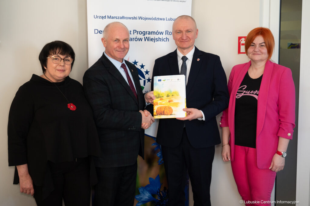 Miliony na modernizację dróg lokalnych - 19 lutego 2025 r. członek zarządu Zbigniew Kołodziej podpisał umowy o przyznaniu pomocy na operacje typu „Budowa lub modernizacja dróg lokalnych