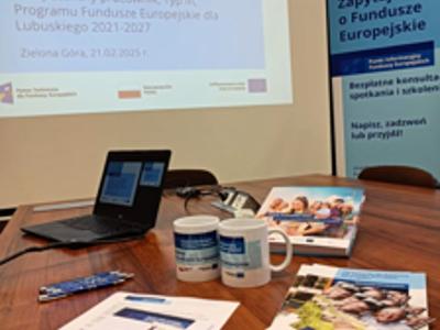 zdjęcie przedstawiające ulotki i inne materiały promocyjne