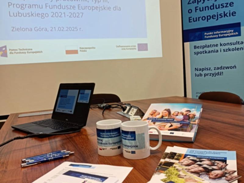 zdjęcie przedstawiające ulotki i inne materiały promocyjne