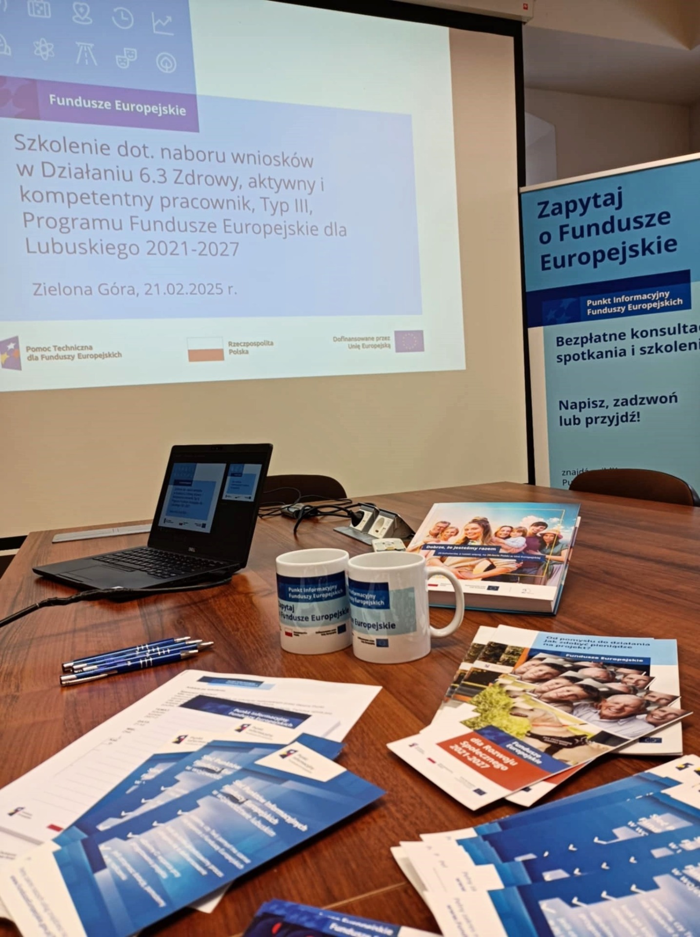 zdjęcie przedstawiające ulotki i inne materiały promocyjne