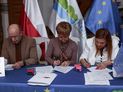 W Lubięcinie odbyło się uroczyste podpisanie  19 umów z Grantobiorcami, którzy złożyli wnioski w ramach ogłoszonych naborów wniosków przez Stowarzyszenie Kraina Lasów i Jezior – Lokalna Grupa Działania.
