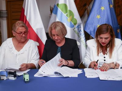 W Lubięcinie odbyło się uroczyste podpisanie  19 umów z Grantobiorcami, którzy złożyli wnioski w ramach ogłoszonych naborów wniosków przez Stowarzyszenie Kraina Lasów i Jezior – Lokalna Grupa Działania.