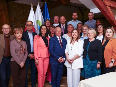W Lubięcinie odbyło się uroczyste podpisanie  19 umów z Grantobiorcami, którzy złożyli wnioski w ramach ogłoszonych naborów wniosków przez Stowarzyszenie Kraina Lasów i Jezior – Lokalna Grupa Działania.