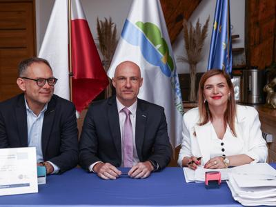 W Lubięcinie odbyło się uroczyste podpisanie  19 umów z Grantobiorcami, którzy złożyli wnioski w ramach ogłoszonych naborów wniosków przez Stowarzyszenie Kraina Lasów i Jezior – Lokalna Grupa Działania.