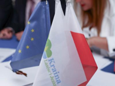 W Lubięcinie odbyło się uroczyste podpisanie  19 umów z Grantobiorcami, którzy złożyli wnioski w ramach ogłoszonych naborów wniosków przez Stowarzyszenie Kraina Lasów i Jezior – Lokalna Grupa Działania.