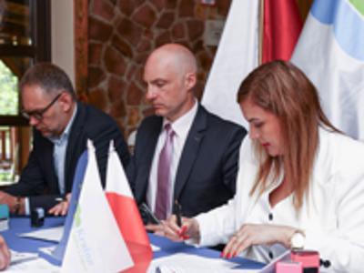 W Lubięcinie odbyło się uroczyste podpisanie  19 umów z Grantobiorcami, którzy złożyli wnioski w ramach ogłoszonych naborów wniosków przez Stowarzyszenie Kraina Lasów i Jezior – Lokalna Grupa Działania.