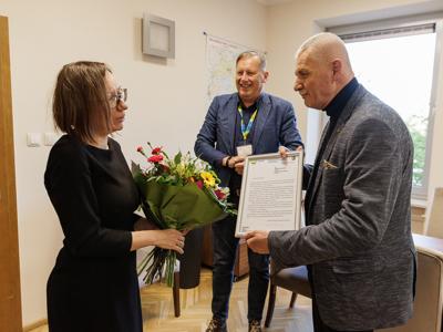 Tytuł Bibliotekarza Roku 2024 przypadł dyrektor Gminnej Biblioteki Publicznej w Zaborze. 9 maja 2025 r. członek zarządu Jacek Urbański spotkał się z laureatką konkursu Kamillą Marchewską. 