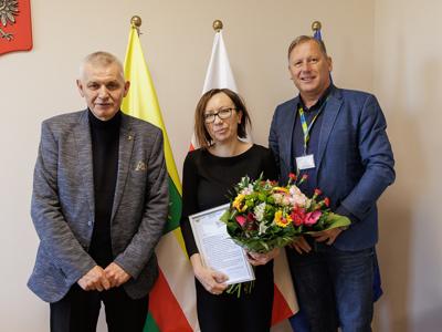 Tytuł Bibliotekarza Roku 2024 przypadł dyrektor Gminnej Biblioteki Publicznej w Zaborze. 9 maja 2025 r. członek zarządu Jacek Urbański spotkał się z laureatką konkursu Kamillą Marchewską.