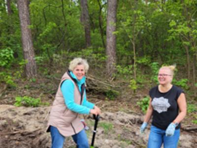 Urzędnicy z Departamentu Środowiska UMWL wzięli udział w akcji sadzenia lasu 