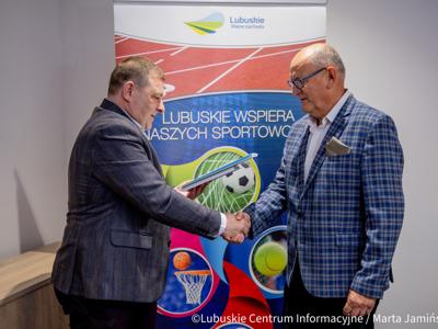 Lubuskie kluby sportowe otrzymały wsparcie finansowe na rozwój infrastruktury w ramach programu „Lubuska Baza Sportowo-Rekreacyjna”, 