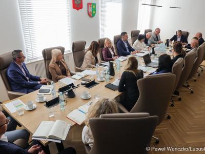 Spotkanie marszałka Sebastiana Ciemnoczołowskiego z dyrektorami departamentów odpowiedzialnymi za wdrażanie środków unijnych.   