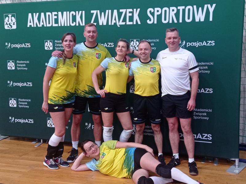 Drużyna urzędu marszałkowskiego zajęła III miejsce w XXV Turniej Pracowników Oświaty w Piłce Siatkowej