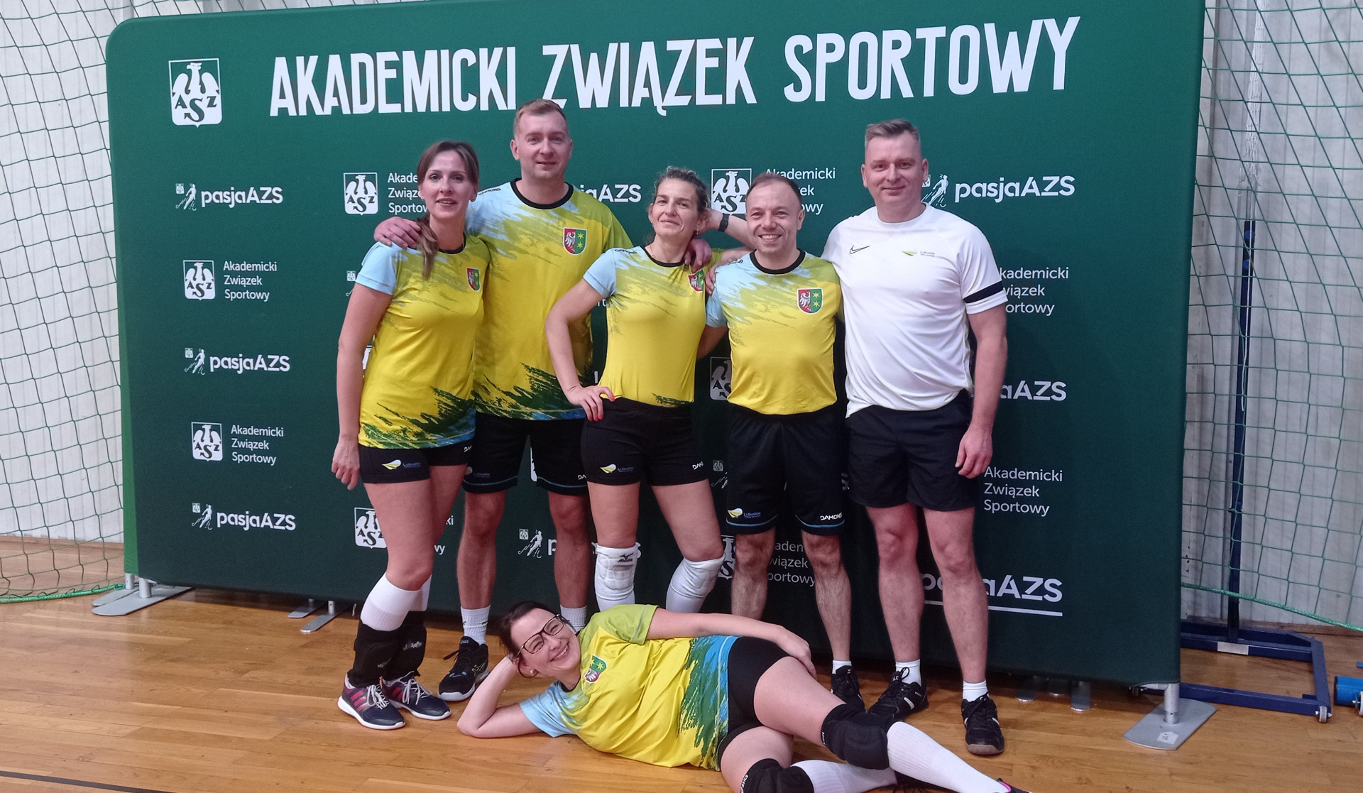 Drużyna urzędu marszałkowskiego zajęła III miejsce w XXV Turniej Pracowników Oświaty w Piłce Siatkowej