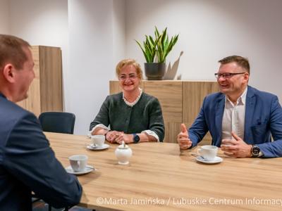 Spotkanie członka zarządu województwa lubuskiego Łukasza Poryckiego z radną Miasta Gorzowa Wlkp. Marią Szupiluk, kierującą wraz z mężem Zespołem Tańca Ludowego "Mali Gorzowiacy"