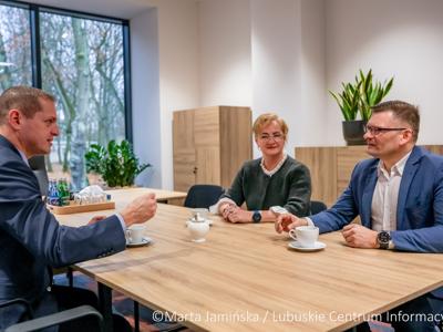 Spotkanie członka zarządu województwa lubuskiego Łukasza Poryckiego z radną Miasta Gorzowa Wlkp. Marią Szupiluk, kierującą wraz z mężem Zespołem Tańca Ludowego "Mali Gorzowiacy"