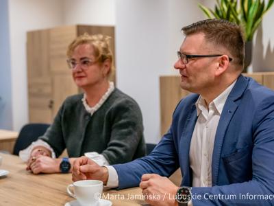 Spotkanie członka zarządu województwa lubuskiego Łukasza Poryckiego z radną Miasta Gorzowa Wlkp. Marią Szupiluk, kierującą wraz z mężem Zespołem Tańca Ludowego "Mali Gorzowiacy"