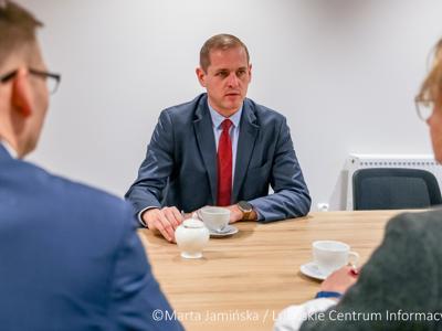 Spotkanie członka zarządu województwa lubuskiego Łukasza Poryckiego z radną Miasta Gorzowa Wlkp. Marią Szupiluk, kierującą wraz z mężem Zespołem Tańca Ludowego "Mali Gorzowiacy"