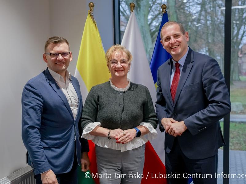 Spotkanie członka zarządu województwa lubuskiego Łukasza Poryckiego z radną Miasta Gorzowa Wlkp. Marią Szupiluk, kierującą wraz z mężem Zespołem Tańca Ludowego "Mali Gorzowiacy"