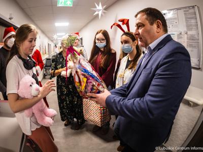 Wicemarszałek Grzegorz Potęga w asyście elfów, skrzatów i Mikołaja odwiedzili oddział onkologii dziecięcej w Szpitalu Uniwersyteckim w Zielonej Górze. 