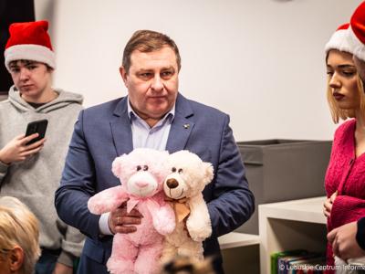 Wicemarszałek Grzegorz Potęga w asyście elfów, skrzatów i Mikołaja odwiedzili oddział onkologii dziecięcej w Szpitalu Uniwersyteckim w Zielonej Górze. 