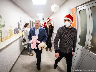 Wicemarszałek Grzegorz Potęga w asyście elfów, skrzatów i Mikołaja odwiedzili oddział onkologii dziecięcej w Szpitalu Uniwersyteckim w Zielonej Górze. 