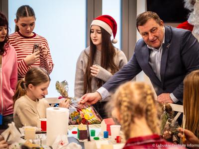 Wicemarszałek Grzegorz Potęga w asyście elfów, skrzatów i Mikołaja odwiedzili oddział onkologii dziecięcej w Szpitalu Uniwersyteckim w Zielonej Górze. 