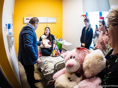 Wicemarszałek Grzegorz Potęga w asyście elfów, skrzatów i Mikołaja odwiedzili oddział onkologii dziecięcej w Szpitalu Uniwersyteckim w Zielonej Górze. 