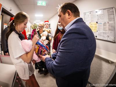 Wicemarszałek Grzegorz Potęga w asyście elfów, skrzatów i Mikołaja odwiedzili oddział onkologii dziecięcej w Szpitalu Uniwersyteckim w Zielonej Górze. 