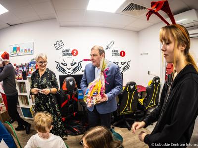 Wicemarszałek Grzegorz Potęga w asyście elfów, skrzatów i Mikołaja odwiedzili oddział onkologii dziecięcej w Szpitalu Uniwersyteckim w Zielonej Górze. 