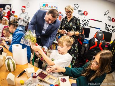 Wicemarszałek Grzegorz Potęga w asyście elfów, skrzatów i Mikołaja odwiedzili oddział onkologii dziecięcej w Szpitalu Uniwersyteckim w Zielonej Górze. 