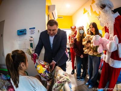 Wicemarszałek Grzegorz Potęga w asyście elfów, skrzatów i Mikołaja odwiedzili oddział onkologii dziecięcej w Szpitalu Uniwersyteckim w Zielonej Górze. 