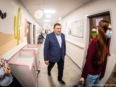 Wicemarszałek Grzegorz Potęga w asyście elfów, skrzatów i Mikołaja odwiedzili oddział onkologii dziecięcej w Szpitalu Uniwersyteckim w Zielonej Górze. 