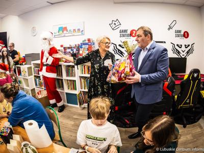 Wicemarszałek Grzegorz Potęga w asyście elfów, skrzatów i Mikołaja odwiedzili oddział onkologii dziecięcej w Szpitalu Uniwersyteckim w Zielonej Górze. 