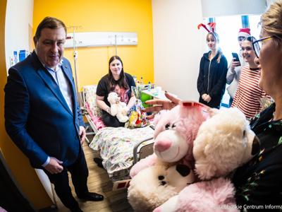 Wicemarszałek Grzegorz Potęga w asyście elfów, skrzatów i Mikołaja odwiedzili oddział onkologii dziecięcej w Szpitalu Uniwersyteckim w Zielonej Górze. 