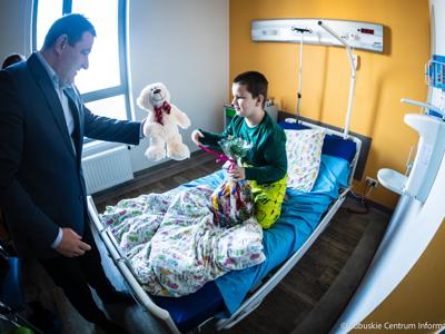 Wicemarszałek Grzegorz Potęga w asyście elfów, skrzatów i Mikołaja odwiedzili oddział onkologii dziecięcej w Szpitalu Uniwersyteckim w Zielonej Górze. 