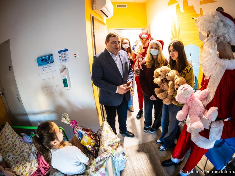 Wicemarszałek Grzegorz Potęga w asyście elfów, skrzatów i Mikołaja odwiedzili oddział onkologii dziecięcej w Szpitalu Uniwersyteckim w Zielonej Górze.