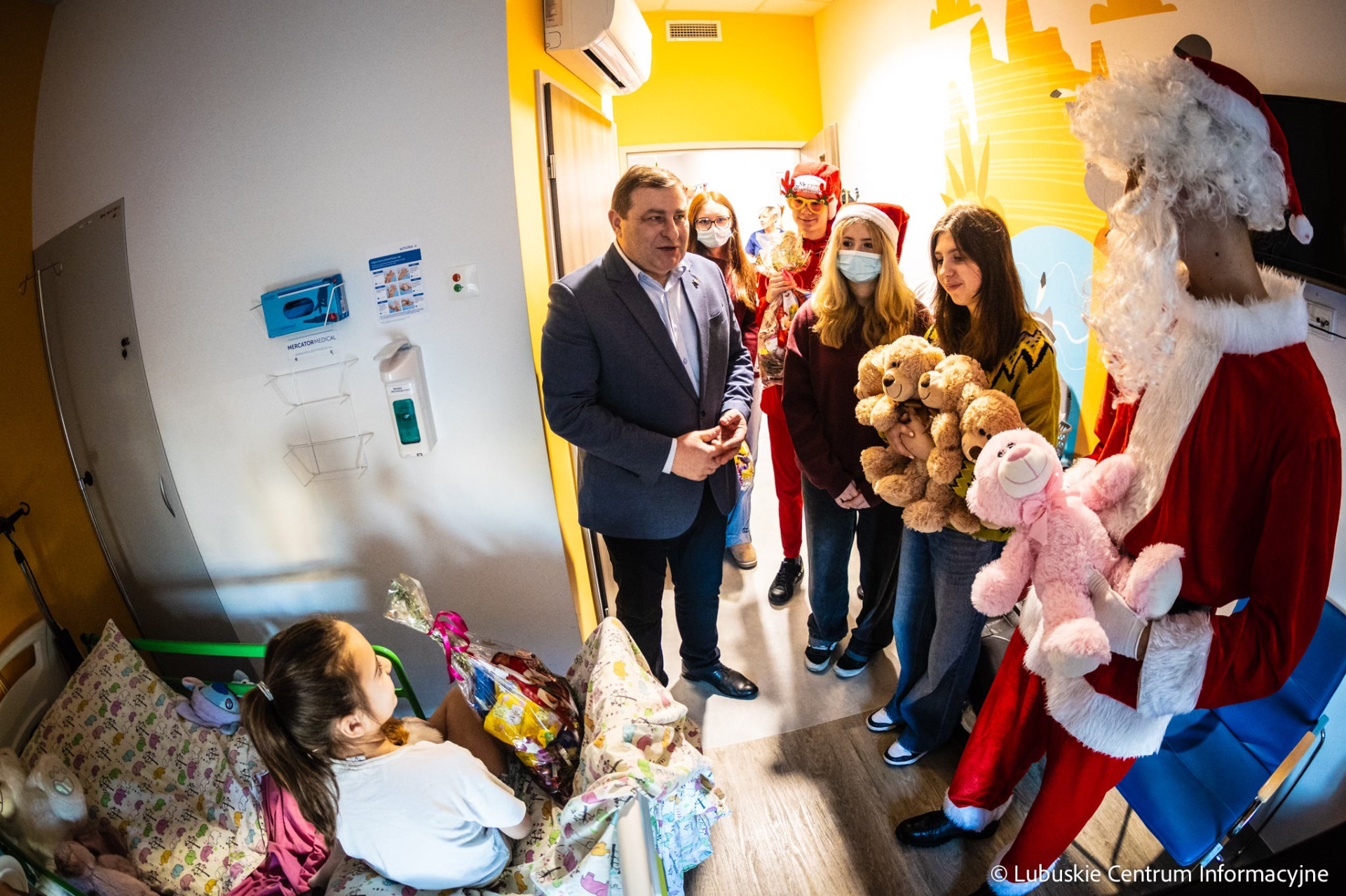 Wicemarszałek Grzegorz Potęga w asyście elfów, skrzatów i Mikołaja odwiedzili oddział onkologii dziecięcej w Szpitalu Uniwersyteckim w Zielonej Górze.