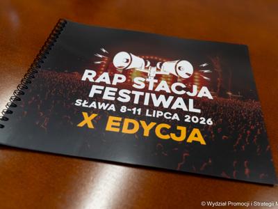 O współpracy pomiędzy Urzędem Marszałkowskim Województwa Lubuskiego, a gminą Sława przy organizacji tegorocznej X Edycji Rap Stacja Festiwal.
