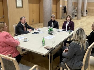 Przewodniczący WRDS wraz z goścmi.