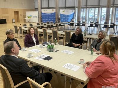 Przewodniczący WRDS wraz z goścmi.