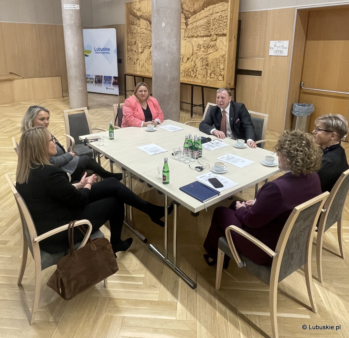 Przewodniczący WRDS wraz z goścmi.