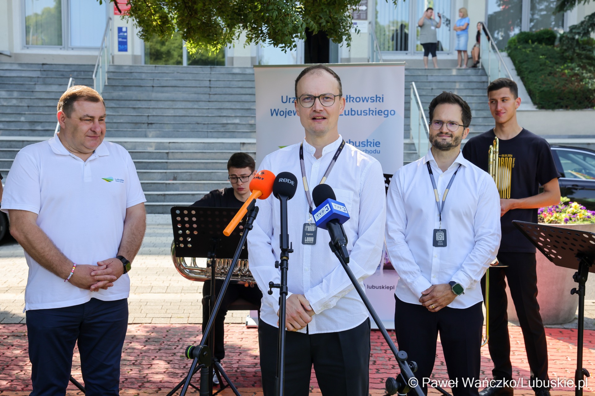Minikoncert rozpoczynający Corno Brass Music Festival w Zielonej Górze, 3 sierpnia 2026 r. Na zdjęciu Łukasz Łacny, dyrektor organizacyjny i artystyczny festiwalu